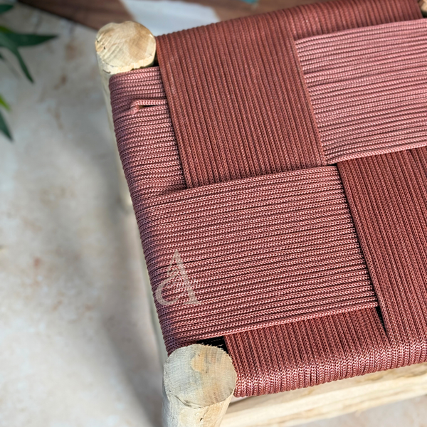 Tabouret artisanal TIGMI Bois naturel & tressage terracotta rosé