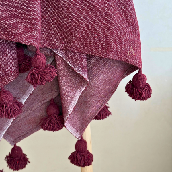 Plaid artisanal uni à pompon bordeaux 2,80m x 2,00m