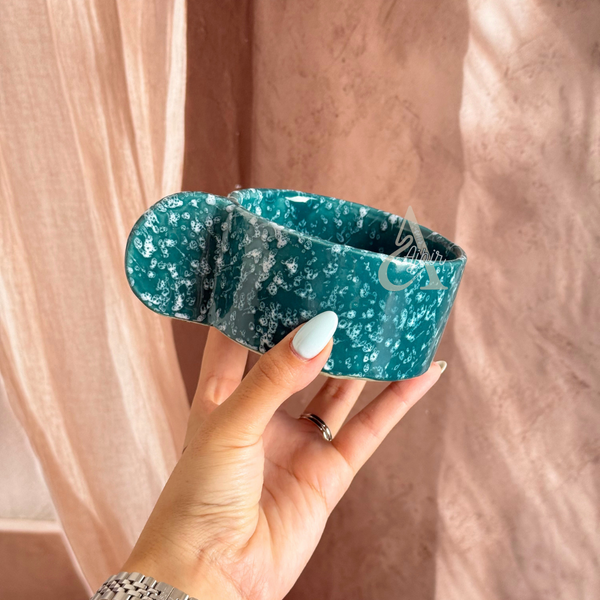 Mug artisanal à anse plate moucheté Tiwizi