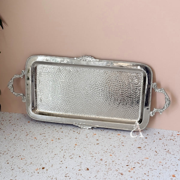 Plateau artisanal rectangulaire martelé argenté à anses