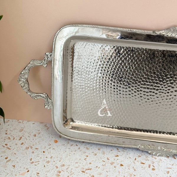 Plateau artisanal rectangulaire martelé argenté à anses