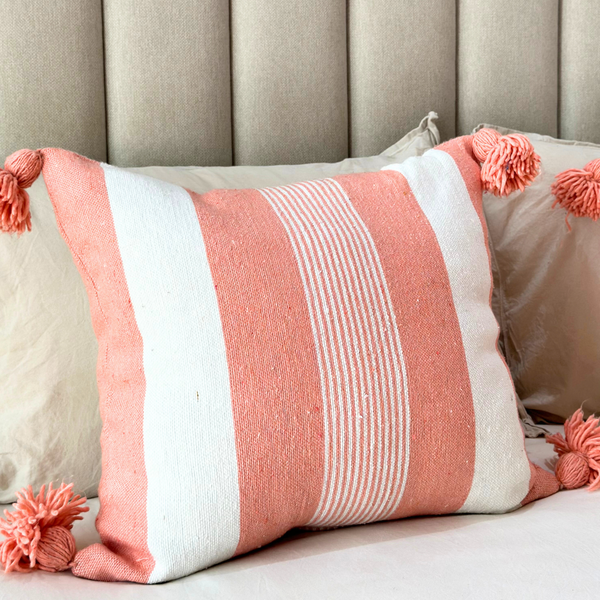Housse de coussin artisanale à pompons 50cmx50cm saumon rayé vertical