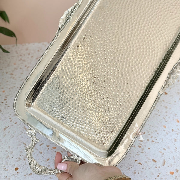 Plateau artisanal rectangulaire martelé argenté à anses