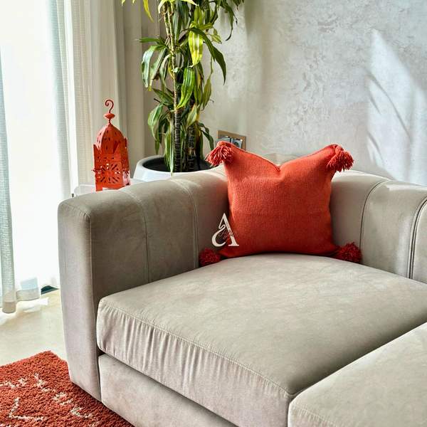 Housse de coussin artisanale à pompons 50cmx50cm saumon foncé