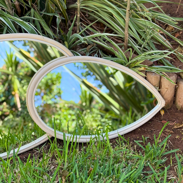 Miroir artisanal en forme de goutte/œil – Cadre en rotin naturel (2 tailles)
