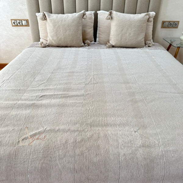 Plaid artisanal à pompon taupe à liseré argenté 2,80m x 2,00m