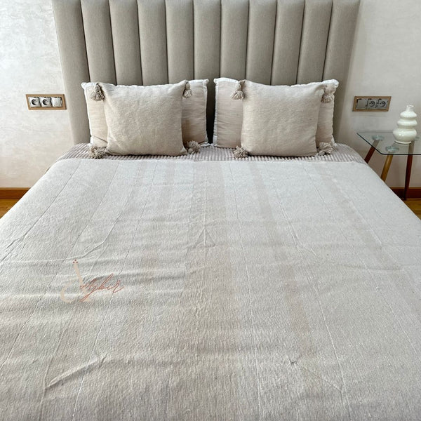 Plaid artisanal à pompon taupe à liseré argenté 2,80m x 2,00m