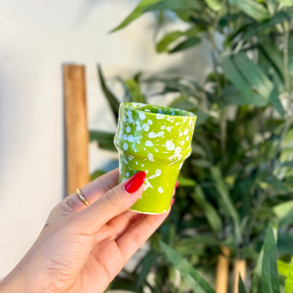 Tasse à café artisanale mouchetée