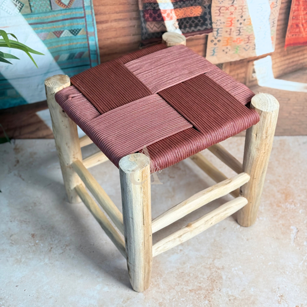 Tabouret artisanal TIGMI Bois naturel & tressage terracotta rosé