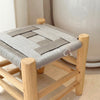 Tabouret en bois et Kittane gris clair