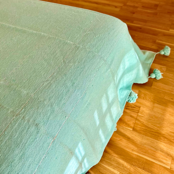 Plaid artisanal à pompons turquoise liseré argenté 2,80m x 2,00m