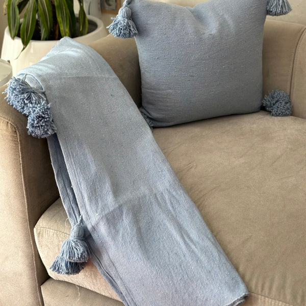 Plaid artisanal uni à pompon 90cm/180cm bleu ciel