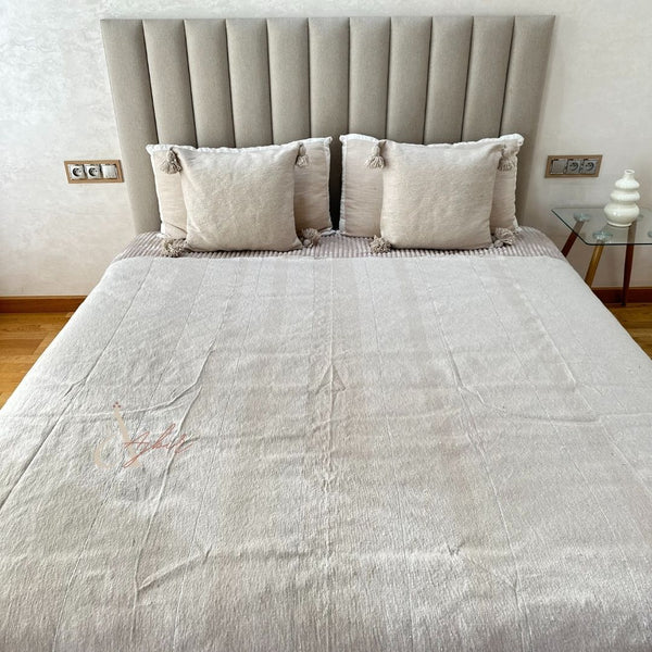 Plaid artisanal à pompon taupe à liseré argenté 2,80m x 2,00m