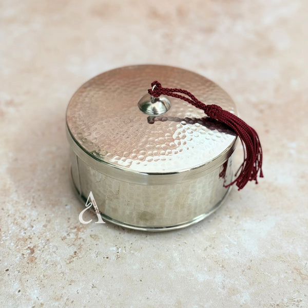 Boite de rangement martelée en métal argentée