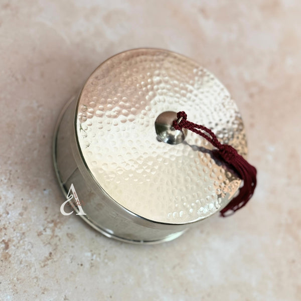 Boite de rangement martelée en métal argentée