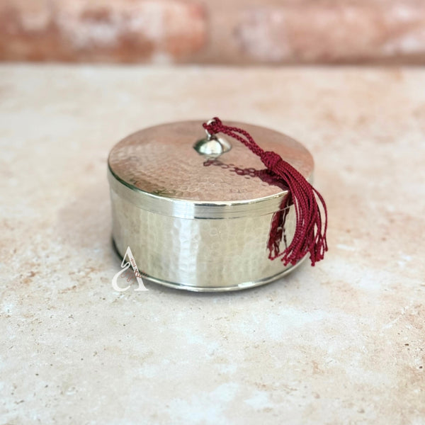 Boite de rangement martelée en métal argentée