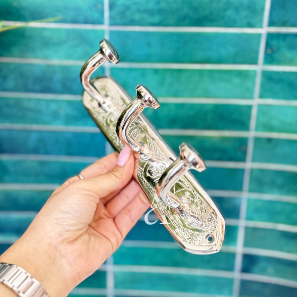 Barre murale à 3 crochets en laiton argenté gravé