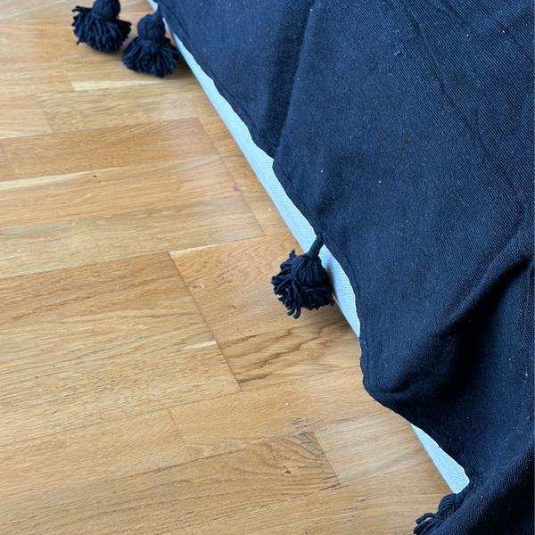 Plaid uni à pompon Noir 2,80m x 2,00m - Ajbir