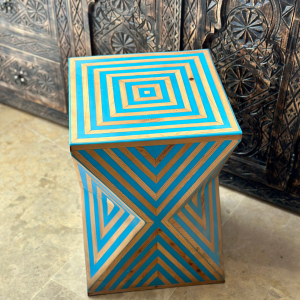 Table carrée en bois et résine bleu