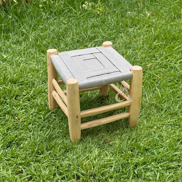 Tabouret en bois et Kittane gris clair