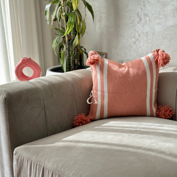 Housse de coussin artisanale à pompons 50cmx50cm saumon et blanc à rayures