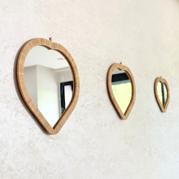 Miroir artisanal Tayri en forme de cœur – Cadre en raphia naturel (3 tailles)
