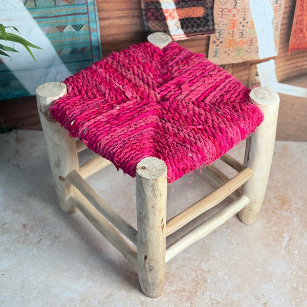 Tabouret artisanal TAFUKT en Bois naturel & tressage rose fuchsia