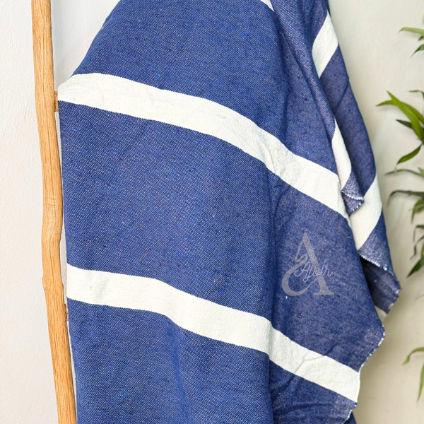 Plaid artisanal à pompons rayé bleu jeans et blanc 2,80m x 2,00m