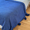 Plaid artisanal uni à pompon Bleu roi 2,80m x 2,00m
