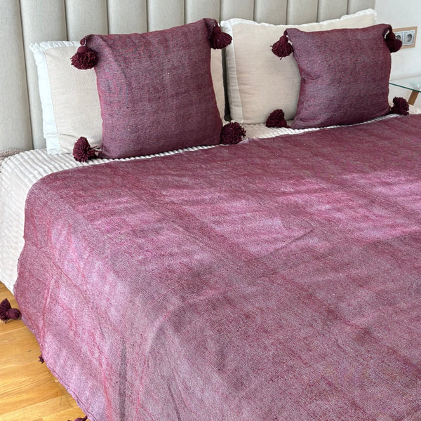 Plaid artisanal uni à pompon aubergine 2,80m x 2,00m