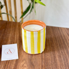 Bougie artisanale rayée jaune en terre cuite parfum Fleur d'oranger