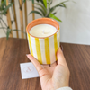 Bougie artisanale rayée jaune en terre cuite parfum Fleur d'oranger