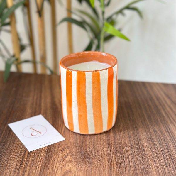 Bougie artisanale rayée orange en terre cuite parfum Fleur d'oranger