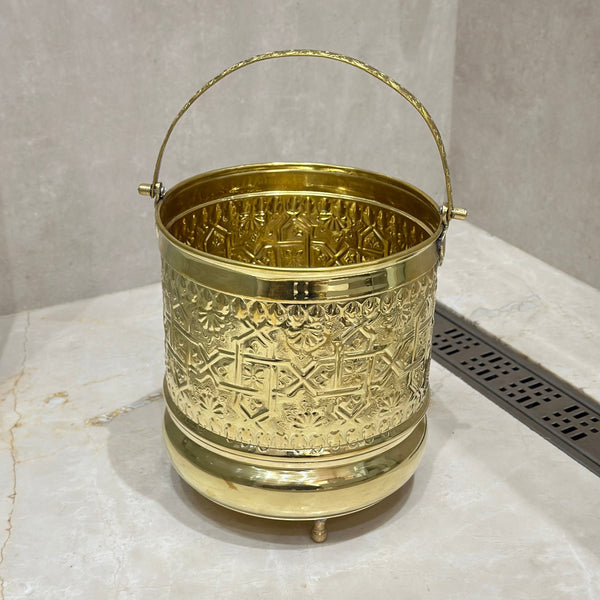 Seau grand en laiton traditionnel