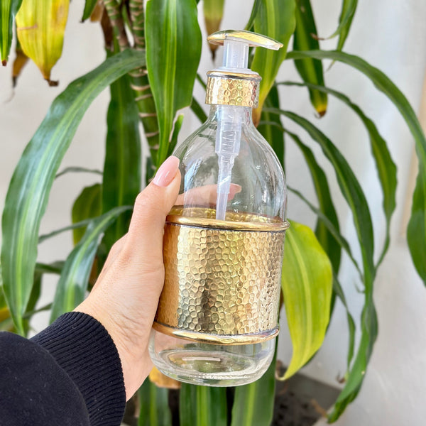 Distributeur de savon en verre et laiton doré grand martelé
