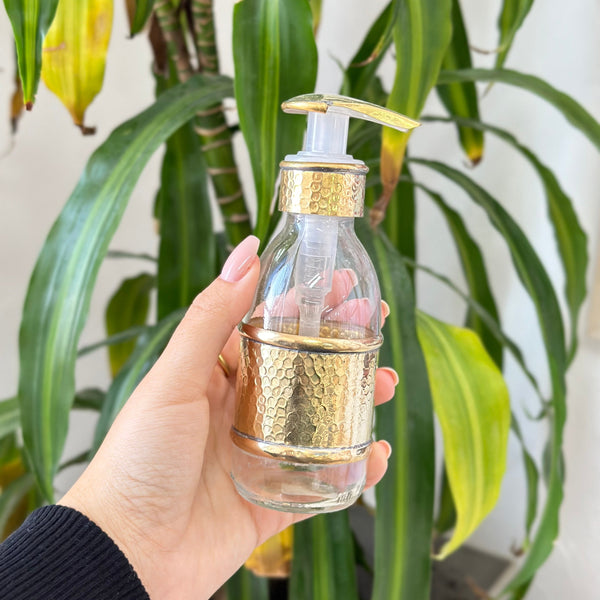 Distributeur de savon en verre et laiton doré Martelé