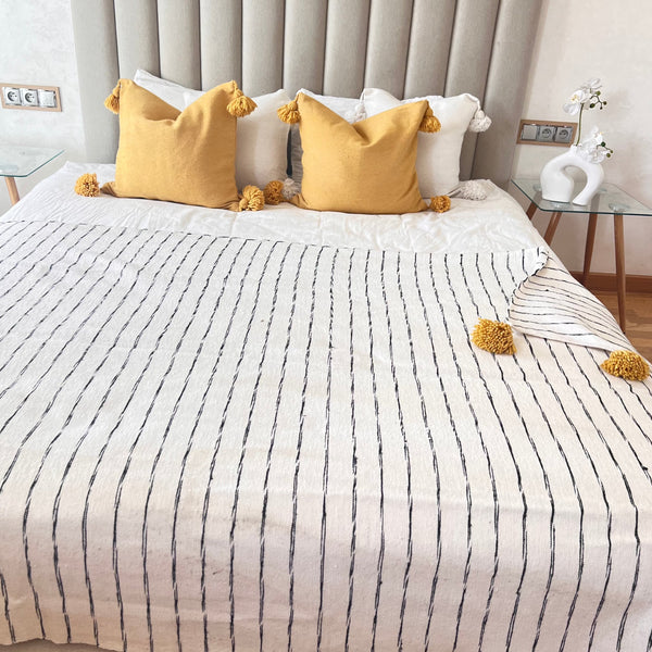 Plaid artisanal imprimé à pompon blanc noir et moutarde 2,80m x 2,00m