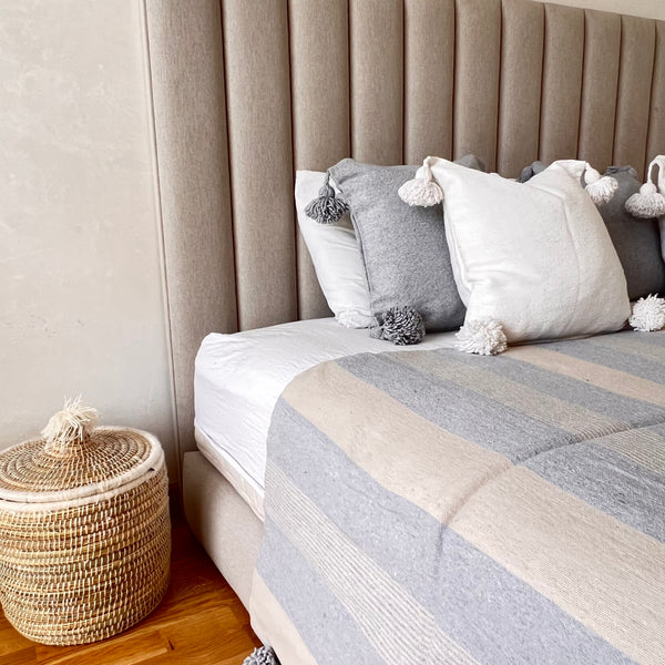 Plaid artisanal imprimé à pompon gris et crème 2,80m x 2,00m