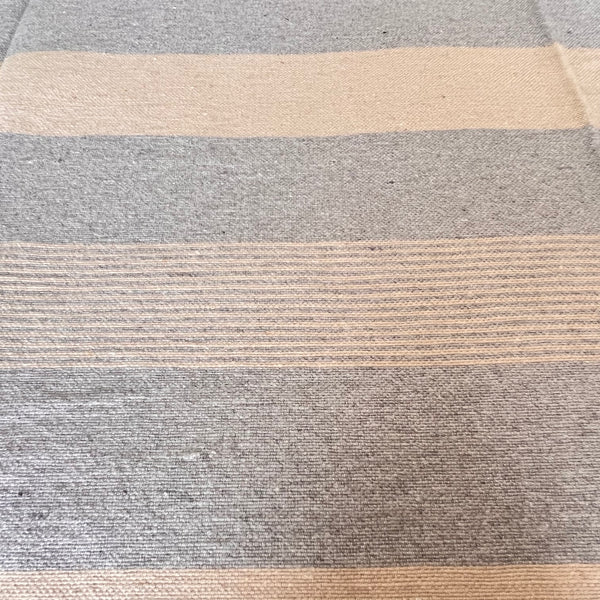 Plaid artisanal imprimé à pompon gris et crème 2,80m x 2,00m