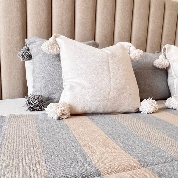 Plaid artisanal imprimé à pompon gris et crème 2,80m x 2,00m