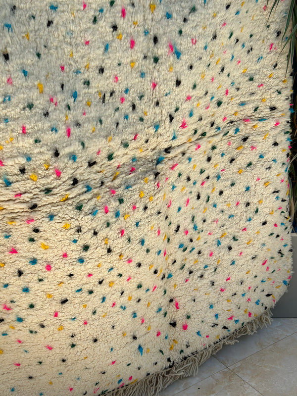 Tapis Beni Ouarain crème à petits points colorés- 130cm / 150cm - Ajbir