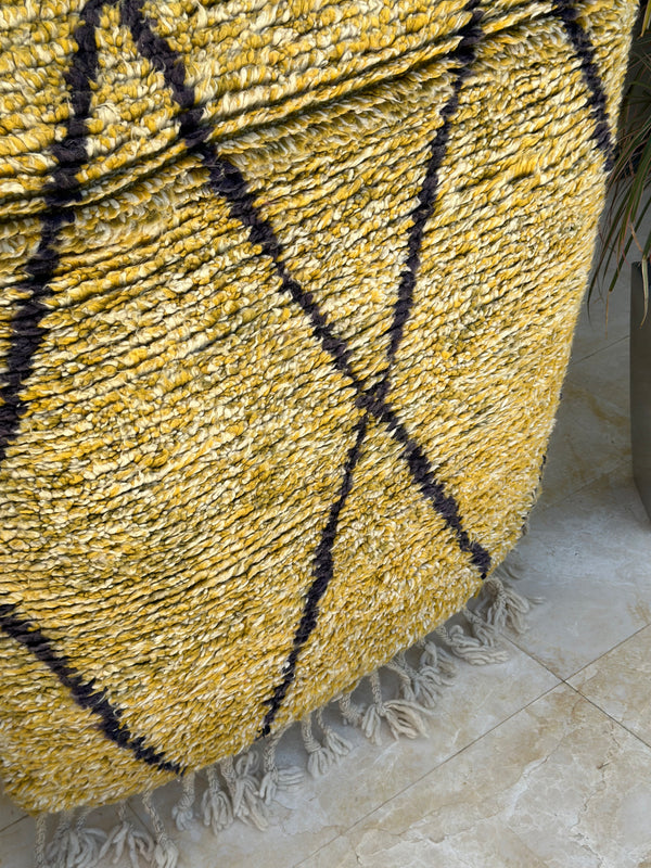 Tapis Beni Ouarain moutarde à losanges noirs- 160cm / 103cm - Ajbir