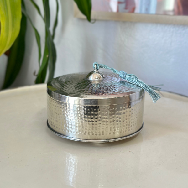 Boite de rangement martelée en métal argentée - Ajbir