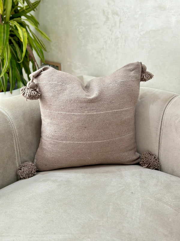 Housse de coussin à pompons 50cmx50cm taupe à liseré argenté - Ajbir