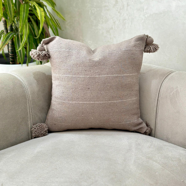 Housse de coussin à pompons 50cmx50cm taupe à liseré argenté - Ajbir