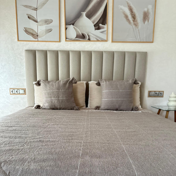 Housse de coussin à pompons 50cmx50cm taupe à liseré argenté - Ajbir