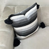 Housse de Coussin à pompons 45cmx50cm Blanc, noir et gris - Ajbir