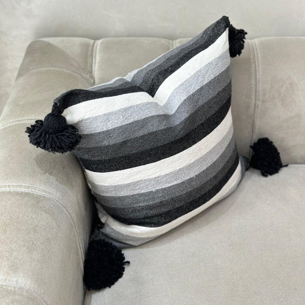 Housse de Coussin à pompons 45cmx50cm Blanc, noir et gris - Ajbir