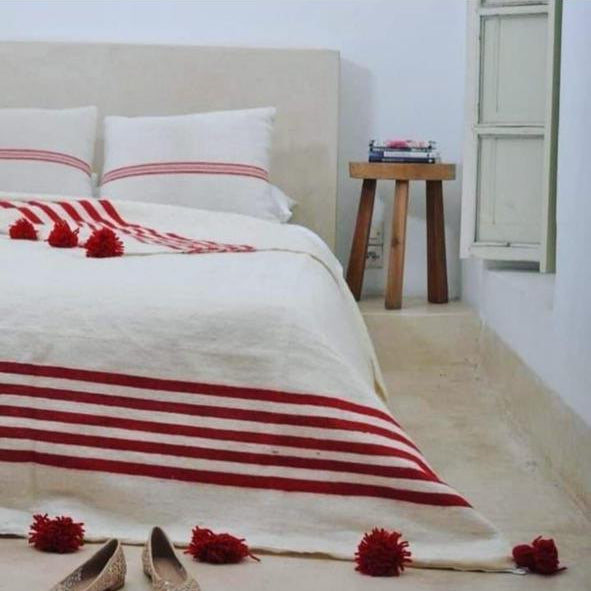 Plaid artisanal à pompons rayé blanc et rouge 2,80m x 2,00m