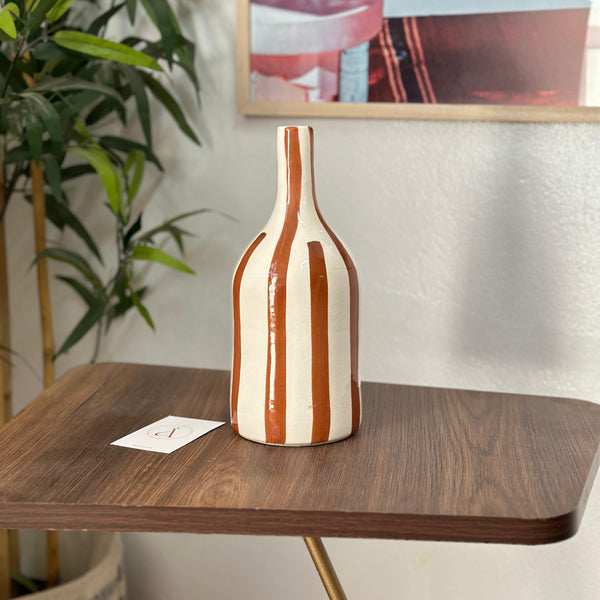 Vase bouteille marron rayé